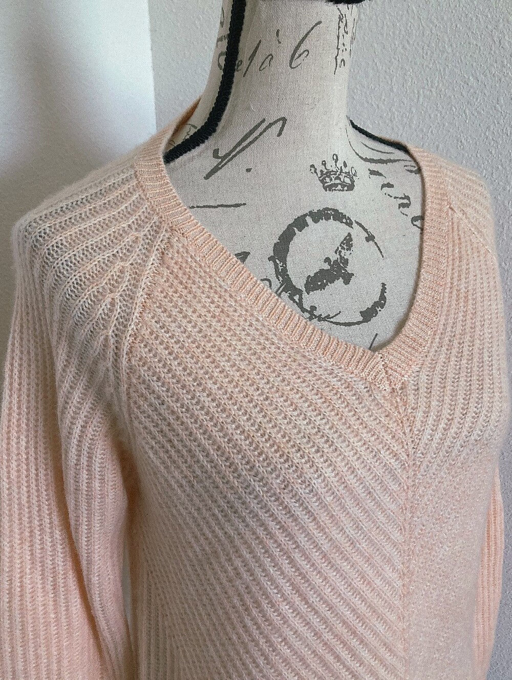 Moth Anthropologie 100% Cashmere V Neck knit Sweater S Pink Ribbed quiet luxury - Picture 9 of 17